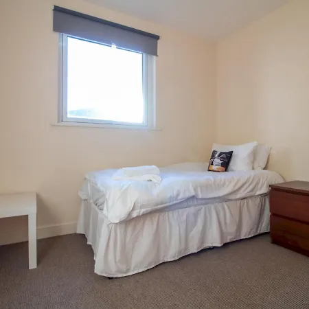 Bright & Spacious 4bd Suburban Apartamento