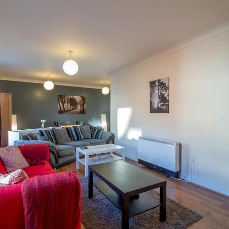 Bright & Spacious 4bd Suburban