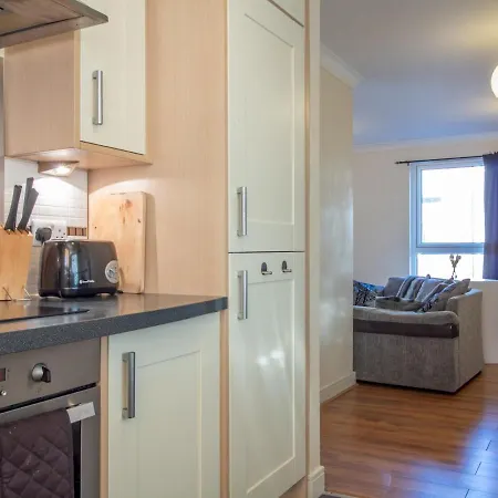 Bright & Spacious 4bd Suburban *