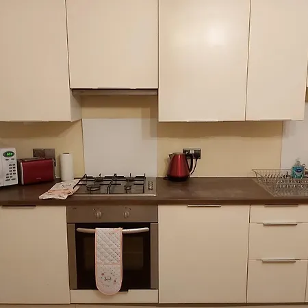 Bright, Spacious And Homely Central *