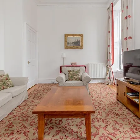 Spacious North St Andrew's Street Apartment