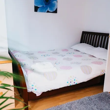 B83 Grove Street Apartment *