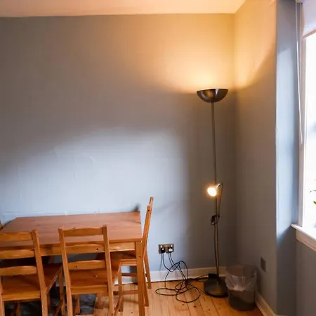 Welcoming And Spacious 2 Bedroom In Central Bristo Square شقة