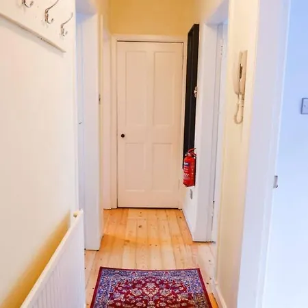 شقة Welcoming And Spacious 2 Bedroom In Central Bristo Square *