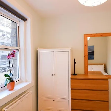 Welcoming And Spacious 2 Bedroom In Central Bristo Square شقة إدنبرة