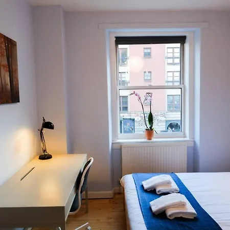 Welcoming And Spacious 2 Bedroom In Central Bristo Square