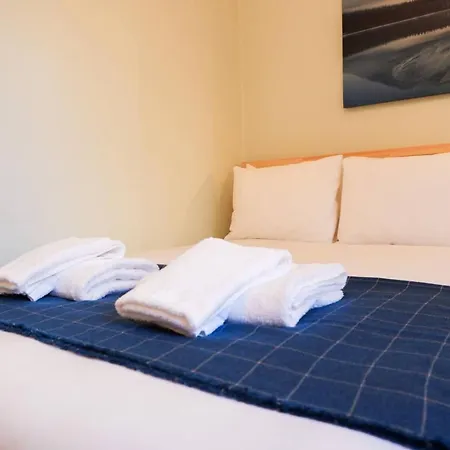 Welcoming And Spacious 2 Bedroom In Central Bristo Square شقة *