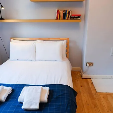 Welcoming And Spacious 2 Bedroom In Central Bristo Square
