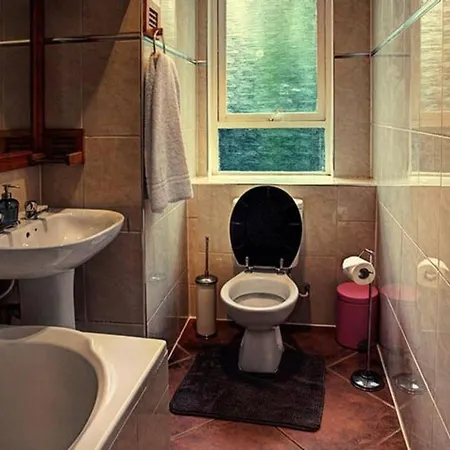 23 Hillside Street Apartament *