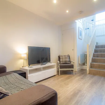 Quirky Converted Shop Near Holyrood Park - Sleeps 4! Apartamento