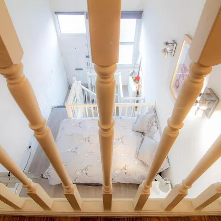 Quirky Converted Shop Near Holyrood Park - Sleeps 4! Edynburg