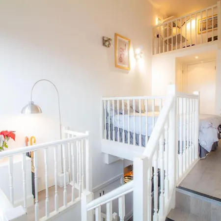 Quirky Converted Shop Near Holyrood Park - Sleeps 4! Apartament