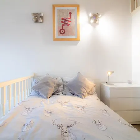 Quirky Converted Shop Near Holyrood Park - Sleeps 4! *