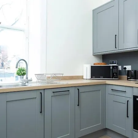 Bright And Spacious Flat Next To Meadows Park