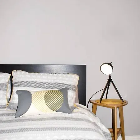 Modern And Bright Inverleith Apartment