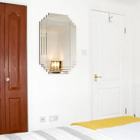 Modern And Bright Inverleith Apartment Edinburgh