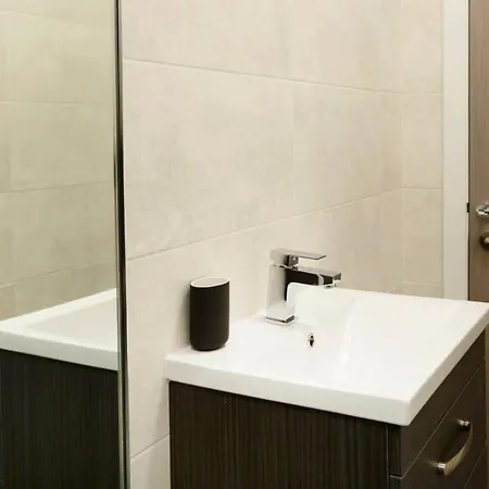 Bright And Spacious Flat Next To Meadows Park 公寓 *