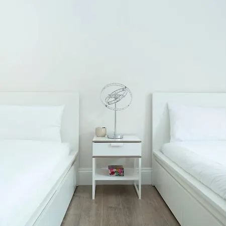 Bright And Spacious Flat Next To Meadows Park Edimburgo