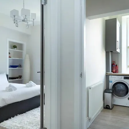 Bright And Spacious Flat Next To Meadows Park