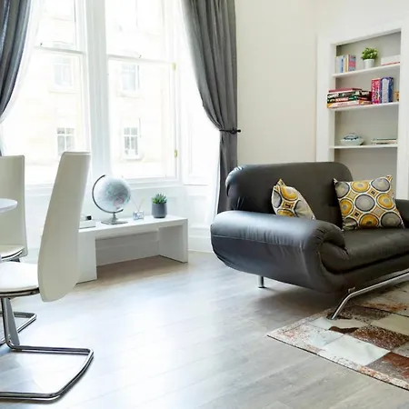 Bright And Spacious Flat Next To Meadows Park Edimburgo