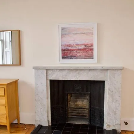 Quiet 2 Bedroom Close To The City Centre Διαμέρισμα