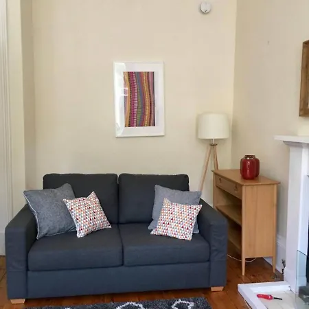 Quiet 2 Bedroom Close To The City Centre *