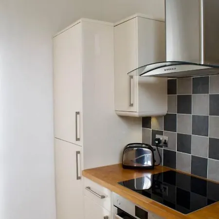 Quiet 2 Bedroom Close To The City Centre