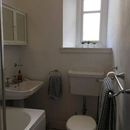 Διαμέρισμα Quiet 2 Bedroom Close To The City Centre *