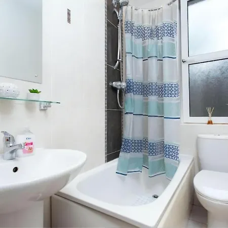Broughton - Alluring One Bedroom Flat, Excellent Location, 公寓 *