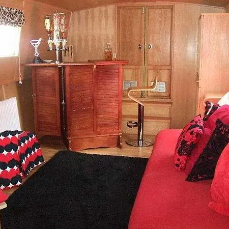 - Houseboats 4*