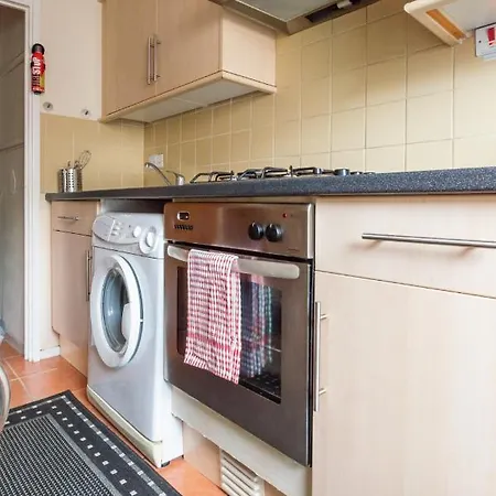 Edinburgh City Centre Aishia/Sakina Apartment Edinburgh