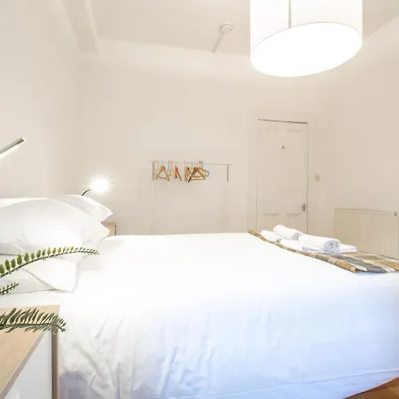 Stylish & Charming Retreat For 2- Centre! - Pass The Keys Appartement *