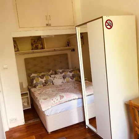 Centre Escape With Private Garden Διαμέρισμα