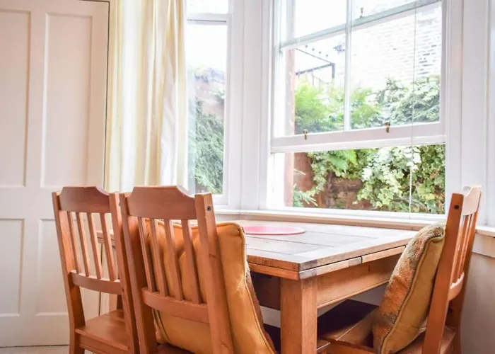 Lovely Sunny 2 Bed Coast Apartment