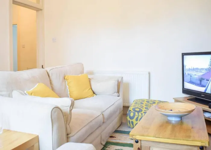 Lovely Sunny 2 Bed Coast Apartment *