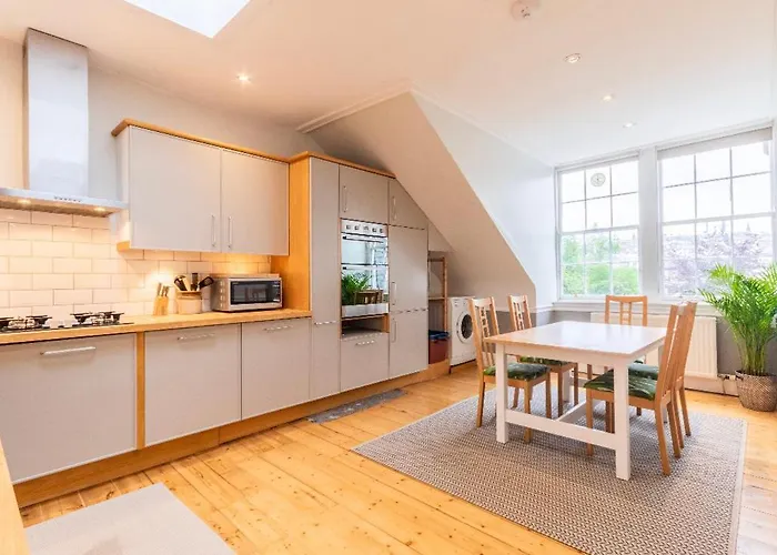 New Town With Castle View דירה *