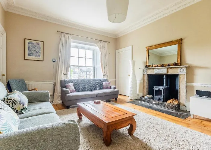 New Town With Castle View דירה