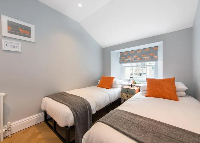 Centre, Newly Refurbished Stylish Apartment Edinburgh