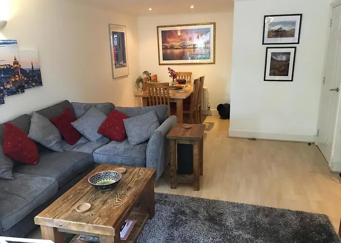 Апартаменты Holyrood Park *