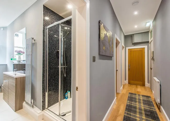 Castle Apt, Modern, Daire