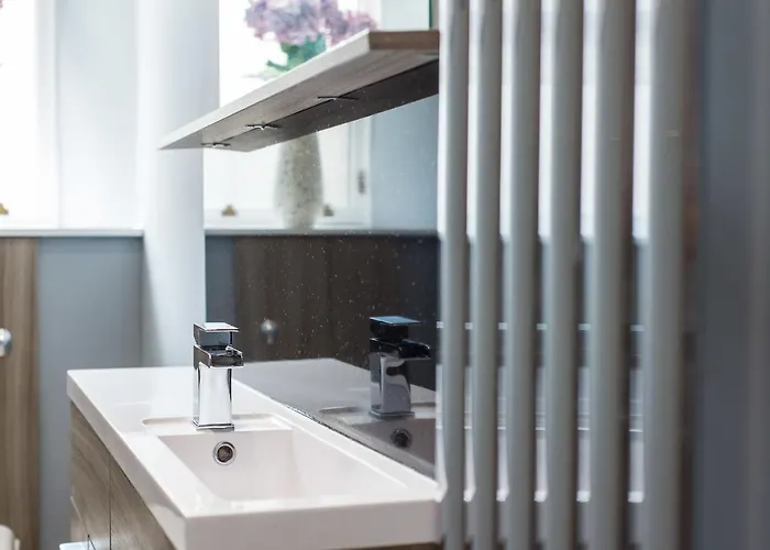 Castle Apt, Modern, *