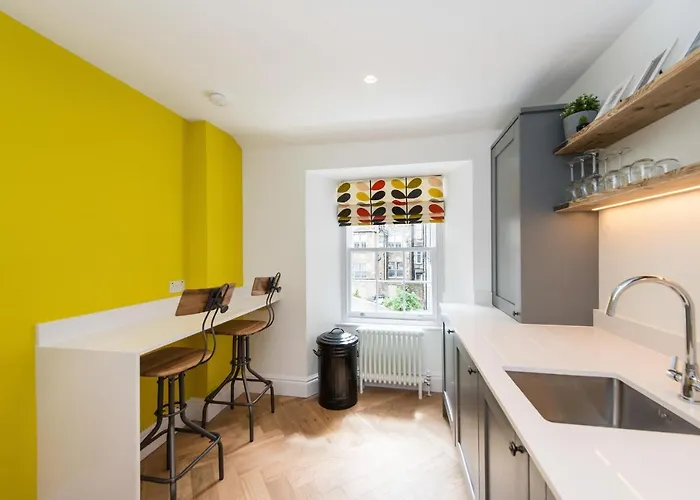 Centre, Newly Refurbished Stylish Apartment Edinburgh