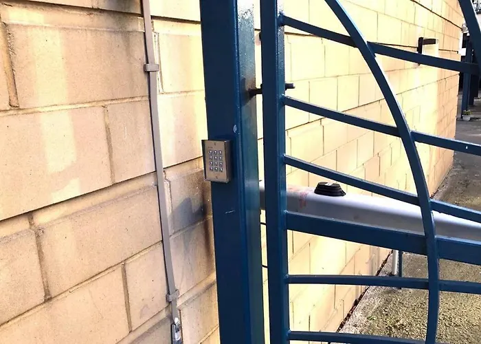 Waterfront Living In Leith With Free Parking!