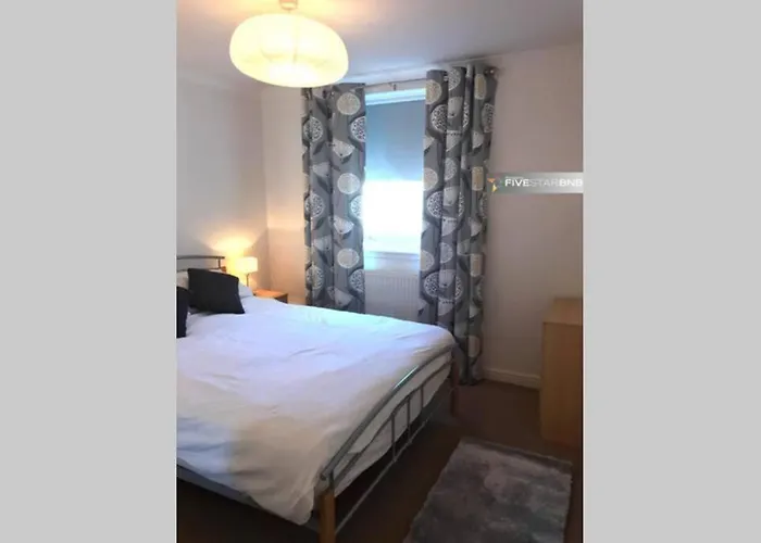 Waterfront Living In Leith With Free Parking! *