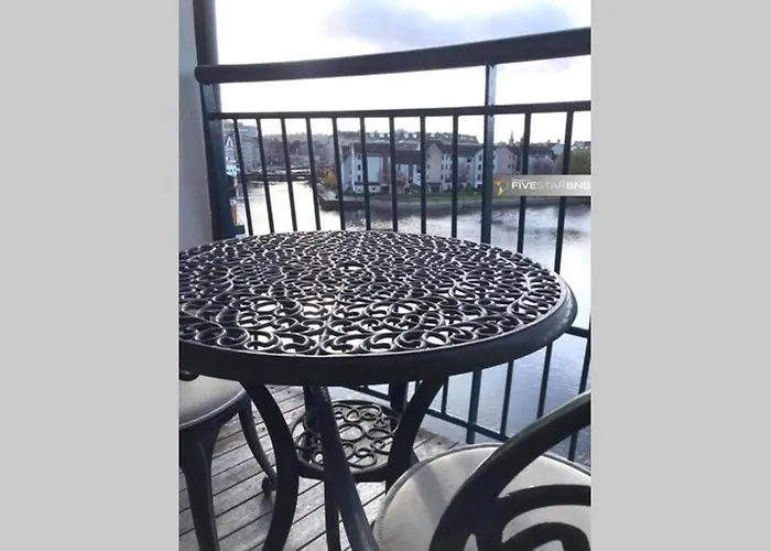 Waterfront Living In Leith With Free Parking!