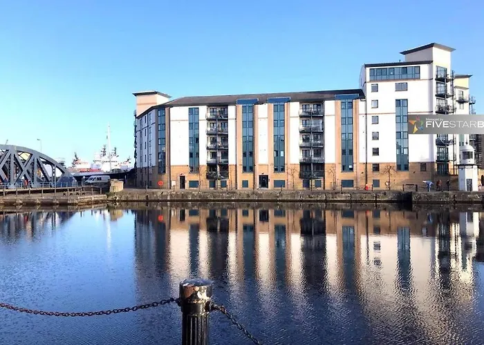 Waterfront Living In Leith With Free Parking! *
