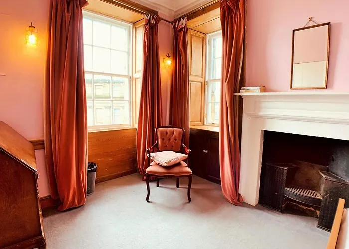 F2 Charming Centre Full Of Character *