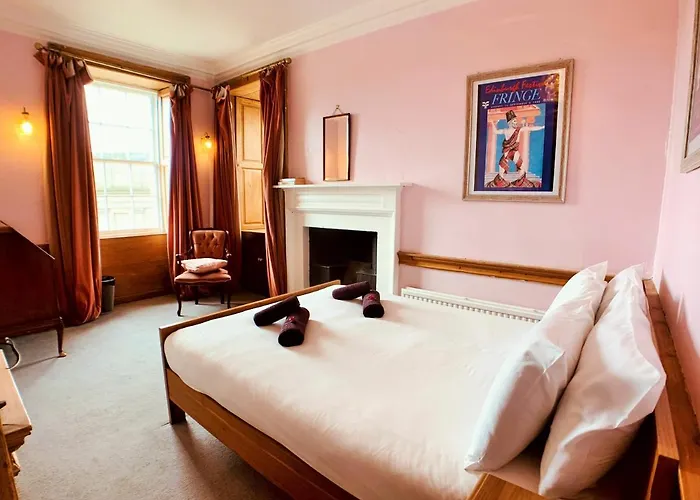 F2 Charming Centre Full Of Character * אדינבורו