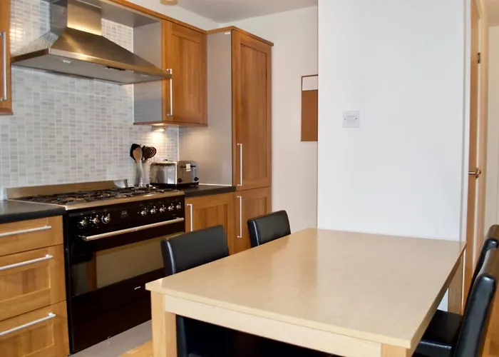 Modern 2 Bedroom Centre Flat