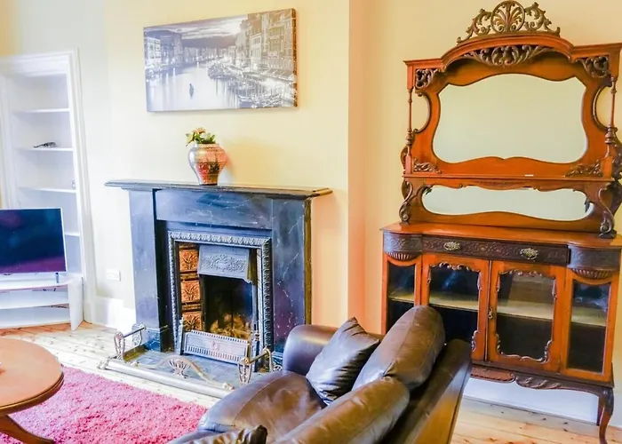 Newly Furnished 2 Bedroom On Leith Walk Lägenhet